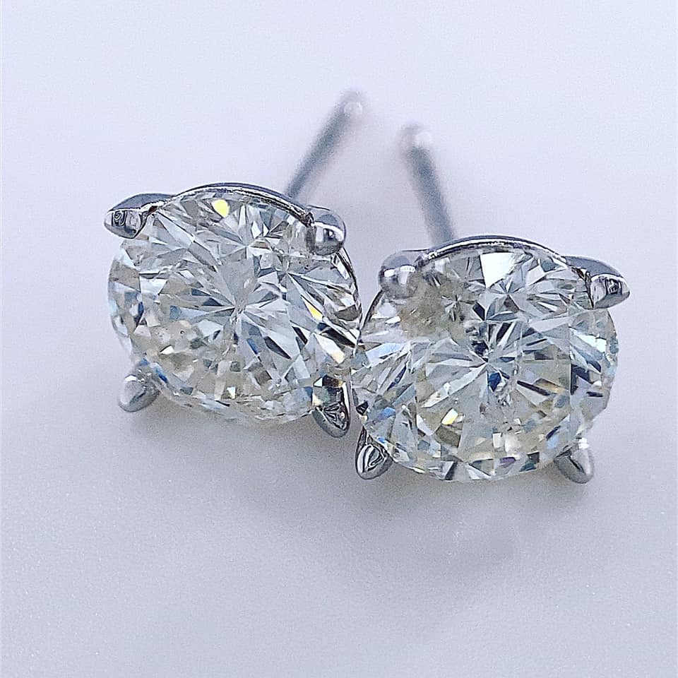 Diamond Stud Earrings with Round Cut Diamonds