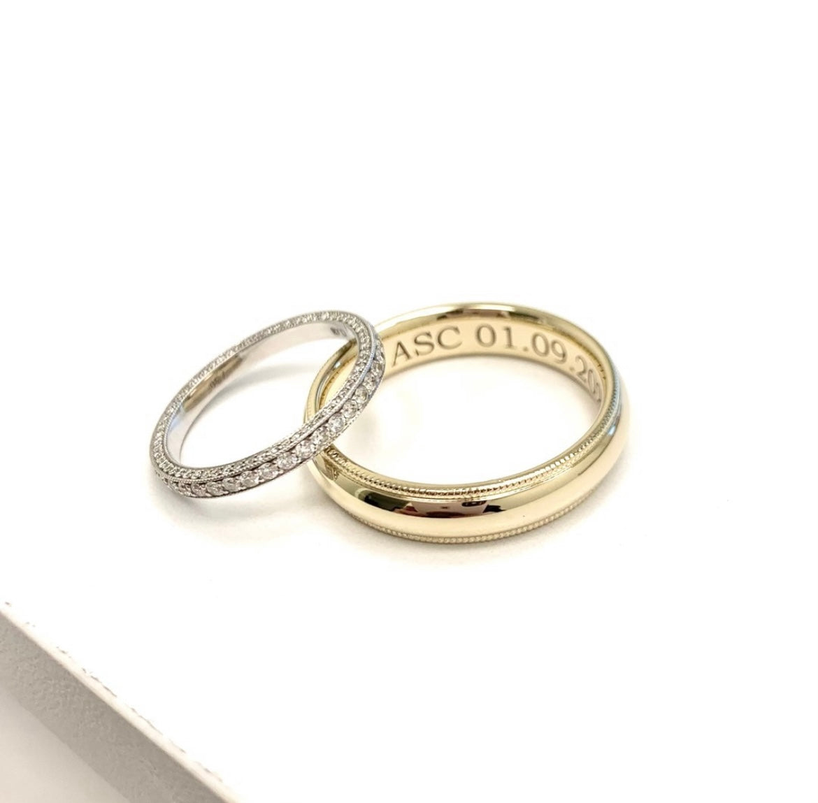 Wedding rings in white gold and yellow gold